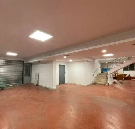 Tirane, jepet me qera ambjent biznesi Kati 0, 500 m² 3.000 € (Rruga Jordan Misja)