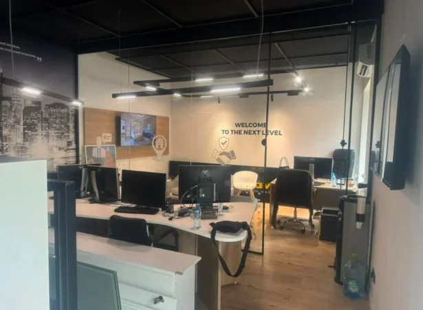 Tirane, jepet me qera ambjent biznesi Kati 0, 55 m² 1.000 € (Bulevardi Gjergj Gishta)