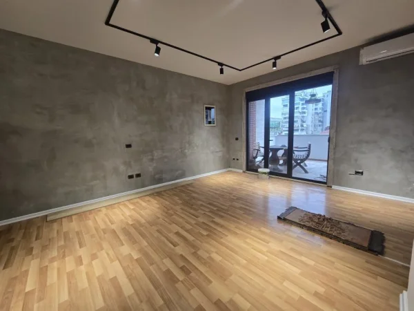 Tirane, jepet me qera zyre Kati 4, 95 m² 800 € (Qender)