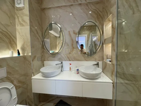 Tirane, shes apartament 2+1+2+ 2 POSTE PARKIMI , 105 m² 299.000 € (Liqeni i Thatë)