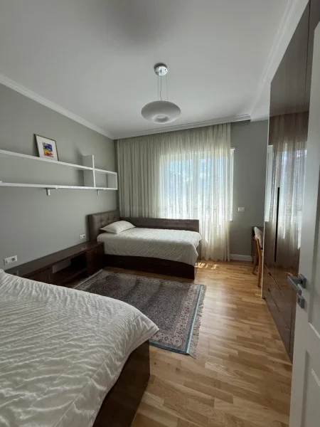 Tirane, jepet me qera apartament 2+1 , 120 m² 1.600 € (Teg)