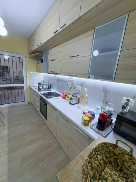 Tirane, jepet me qera apartament 2+1+Ballkon , 170 m² 1.100 € (Rruga e Elbasanit)