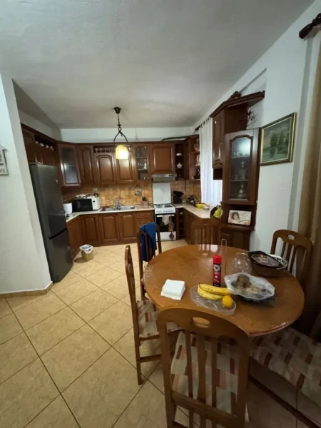 Tirane, jepet me qera apartament 2+1+Ballkon Kati 1, 100 m² 550 € (KRISTALI)