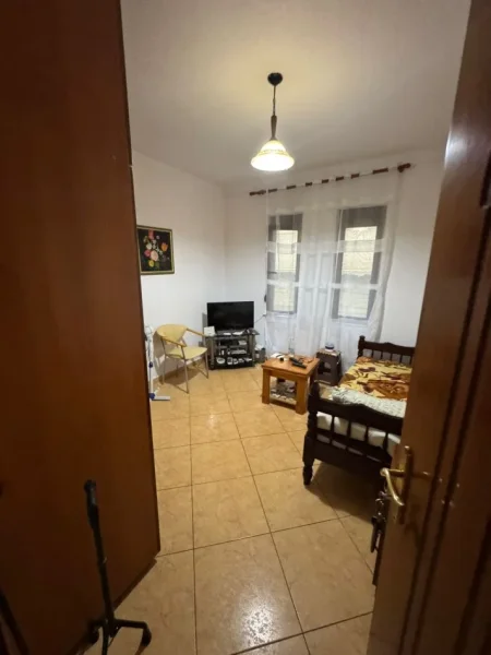 Tirane, jepet me qera apartament 2+1+Ballkon Kati 1, 100 m² 550 € (KRISTALI)