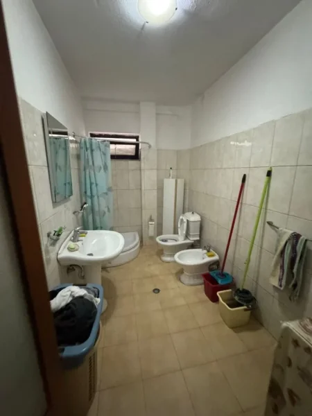 Tirane, jepet me qera apartament 2+1+Ballkon Kati 1, 100 m² 550 € (KRISTALI)