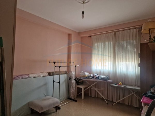 Tirane, shitet apartament 2+1 Kati 4, 100 m² 220.000 € (Rruga 4 Deshmoret)