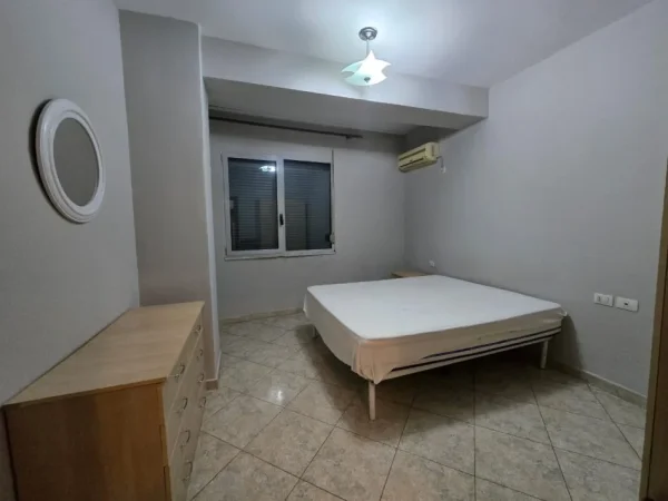 Tirane, jepet me qera apartament 1+1 Kati 6, 75 m² 450 € (Rr.dibres)