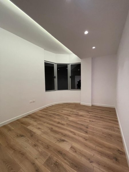 Tirane, shitet apartament 2+1+Ballkon Kati 10, 101 m² 212.000 € (rr.Kavajes)