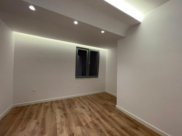 Tirane, shitet apartament 2+1+Ballkon Kati 10, 101 m² 212.000 € (rr.Kavajes)