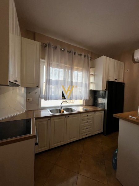 Tirane, jepet me qera apartament 1+1+Ballkon Kati 3, 80 m² 500 € (KODRA E DIELLIT)