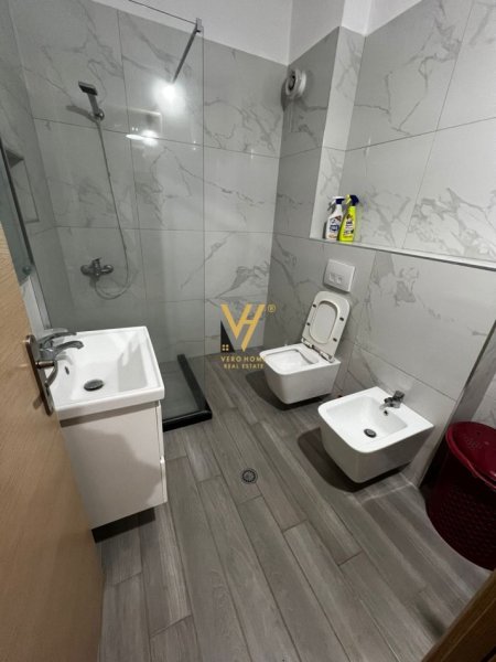 Tirane, jepet me qera apartament 1+1+Ballkon Kati 3, 80 m² 500 € (KODRA E DIELLIT)