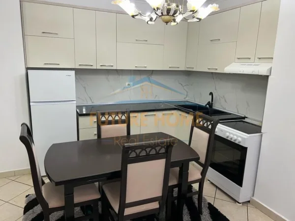 Tirane, jepet me qera apartament 2+1 Kati 4, 80 m² 600 € (Komuna e parisit)