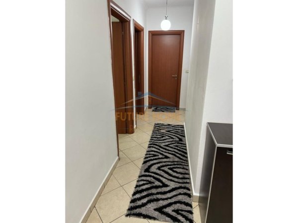 Tirane, jepet me qera apartament 2+1 Kati 4, 80 m² 600 € (Komuna e Parisit)