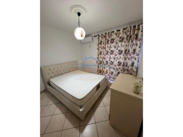 Tirane, jepet me qera apartament 2+1 Kati 4, 80 m² 600 € (Komuna e Parisit)