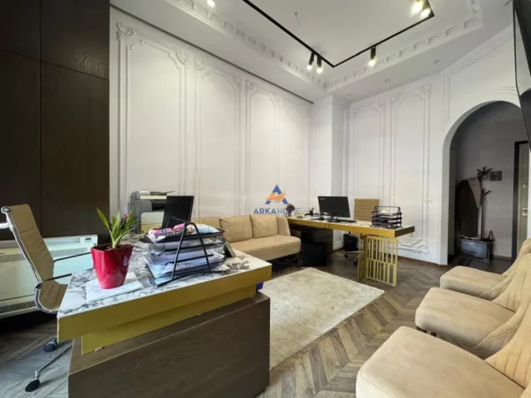 JEPET ZYRE PER QERA 700 PALLATET GOLDEN PARK PRANE SPITALIT AMERICAN 3 8000 EURO.