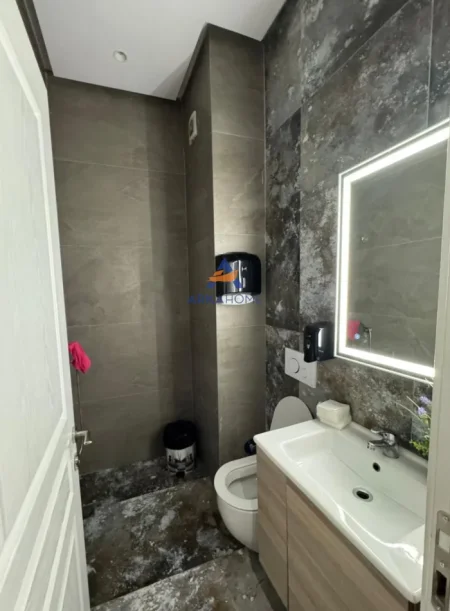 JEPET ZYRE PER QERA 700 PALLATET GOLDEN PARK PRANE SPITALIT AMERICAN 3 8000 EURO.