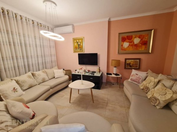 Tirane, jepet me qera apartament 1+1 Kati 2, 70 m² 600 € (PAZARI I RI)