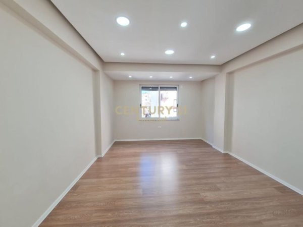 Tirane, jepet me qera zyre Kati 1, 100 m² 900 € (Bllok)