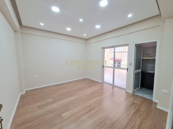 Tirane, jepet me qera zyre Kati 1, 100 m² 900 € (Bllok)