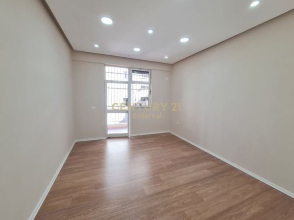 Tirane, jepet me qera zyre Kati 1, 100 m² 900 € (Bllok)