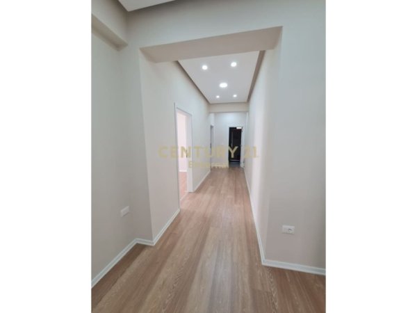 Tirane, jepet me qera zyre Kati 1, 100 m² 900 € (Bllok)