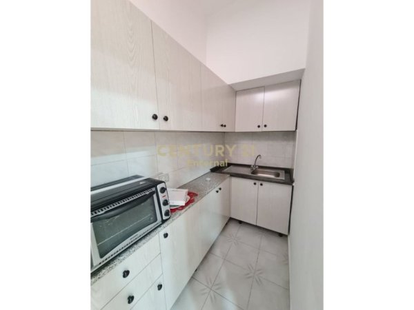 Tirane, jepet me qera zyre Kati 1, 100 m² 900 € (Bllok)