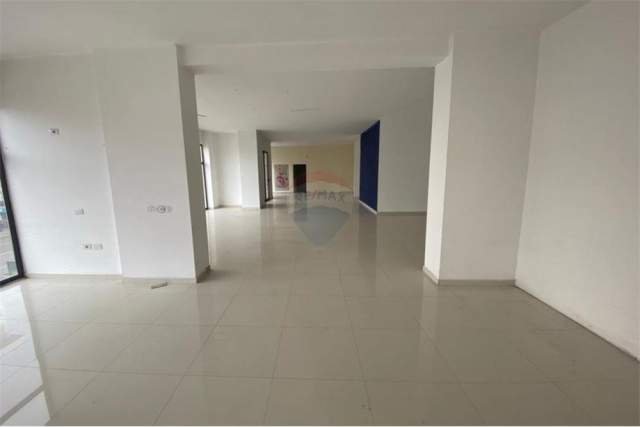 Tirane, jepet me qera ambjent biznesi Kati 1, 300 m² 1.350 Euro (Tom Plezha)