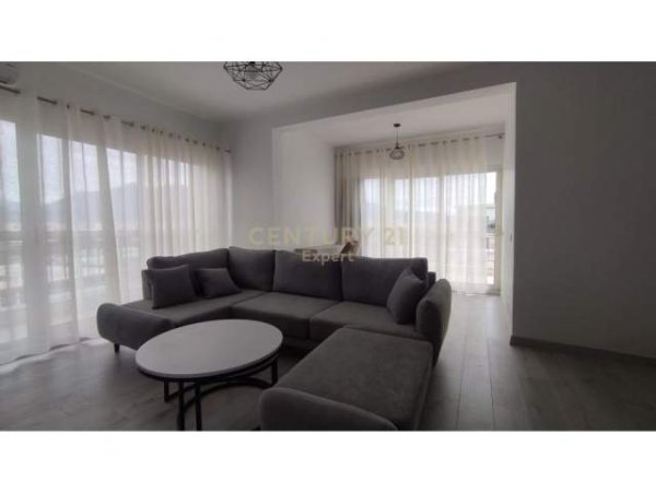 Tirane, jepet me qera apartament  (fusha e aviacionit)