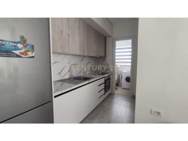 Tirane, jepet me qera apartament  (fusha e aviacionit)