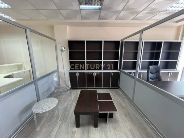 Tirane, jepet me qera zyre Kati 2, 67 m² 699 Euro (rruga dora distria)
