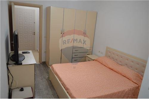 Tirane, jepet me qera apartament 2+1+BLK Kati 1, 120 m² 400 Euro (Rruga Teodor Keko)