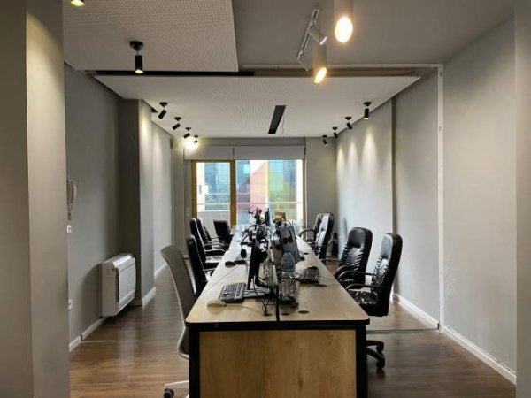Tirane, jepet me qera zyre Kati 11, 167 m² 2.500 Euro (Rruga Donika Kastrioti)
