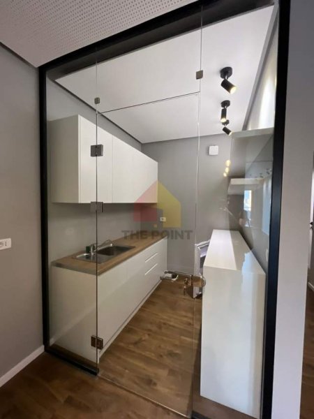 Tirane, jepet me qera zyre Kati 11, 167 m² 2.500 Euro (Rruga Donika Kastrioti)