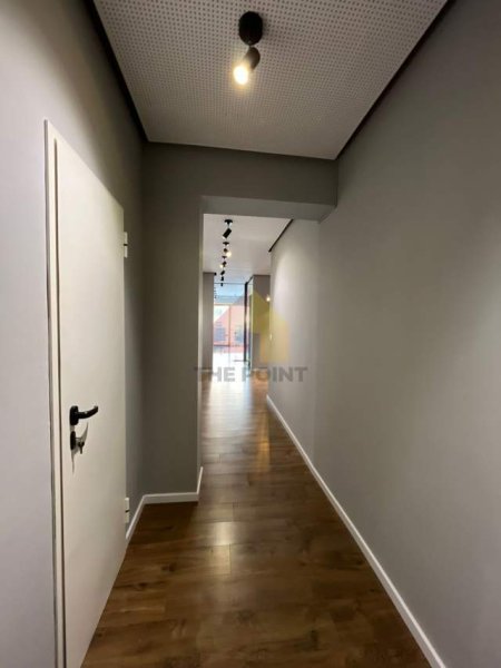 Tirane, jepet me qera zyre Kati 11, 167 m² 2.500 Euro (Rruga Donika Kastrioti)