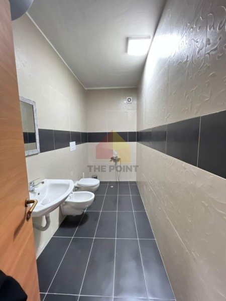 Tirane, jepet me qera zyre Kati 11, 167 m² 2.500 Euro (Rruga Donika Kastrioti)