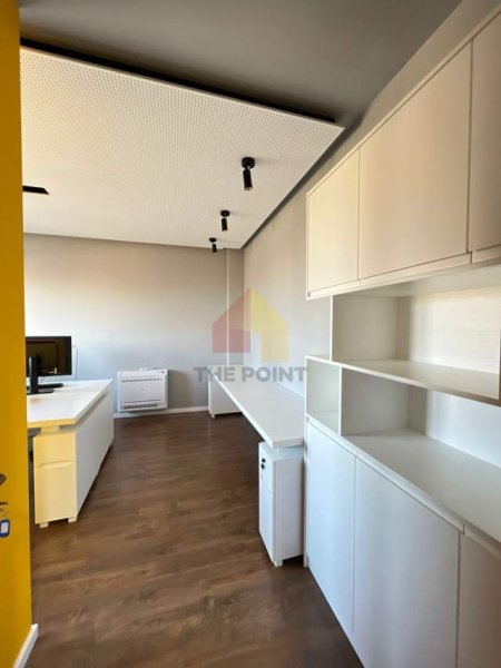 Tirane, jepet me qera zyre Kati 11, 167 m² 2.500 Euro (Rruga Donika Kastrioti)