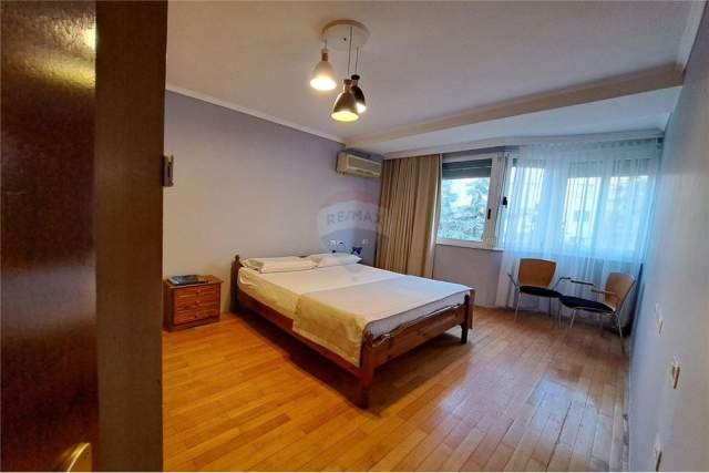 Tirane, jepet me qera apartament 2+1 Kati 2, 90 m² 450 Euro (rruga e Barrikadave)