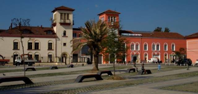 Tirane, jepet me qera shtepi 2+1 Kati 0, 97 m² 300 Euro (Kombinat)