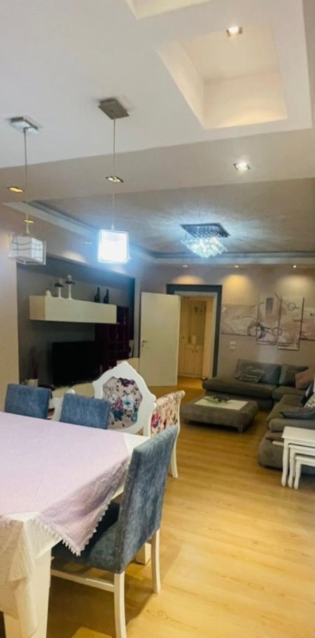 Tirane, jepet me qera apartament 3+1+BLK Kati 8, 140 m² 700 Euro (rruga barrikada)