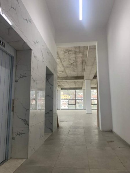Tirane, jepet me qera ambjent biznesi Kati 3, 1.000 m² 4.000 Euro