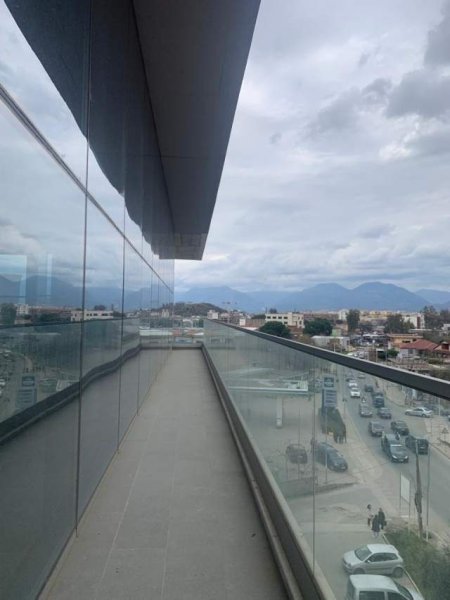 Tirane, jepet me qera ambjent biznesi Kati 3, 1.000 m² 4.000 Euro