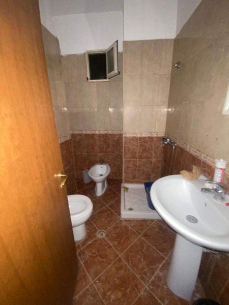 Tirane, jepet me qera apartament 1+1+BLK Kati 2, 80 m² 27.000 Leke (Prane Bar Oslo)