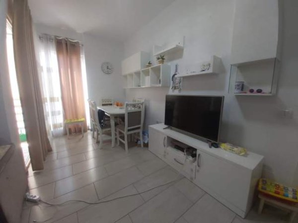 Tirane, jepet me qera apartament 1+1 Kati 4, 70 m² 450 Euro (Medreseja)