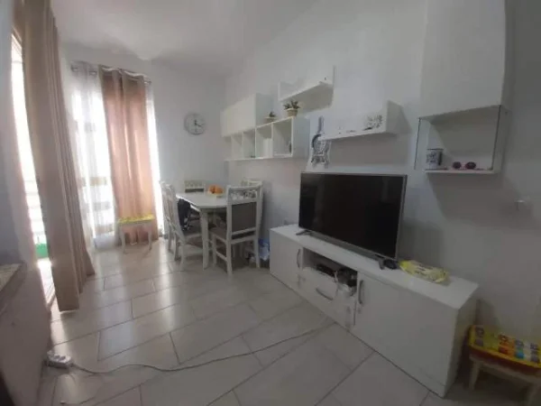 Tirane, jepet me qera apartament 1+1 Kati 4, 70 m² 450 Euro (Medreseja)