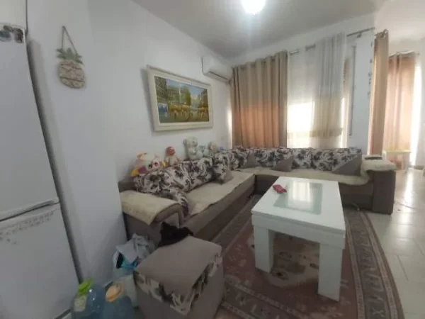 Tirane, jepet me qera apartament 1+1 Kati 4, 70 m² 450 Euro (Medreseja)