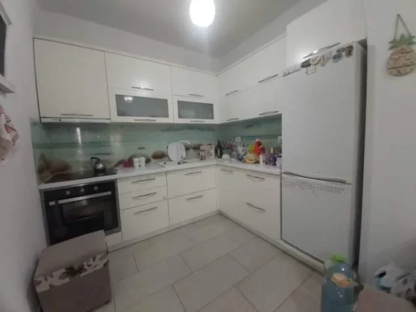 Tirane, jepet me qera apartament 1+1 Kati 4, 70 m² 450 Euro (Medreseja)