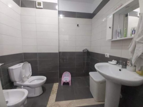 Tirane, jepet me qera apartament 1+1 Kati 4, 70 m² 450 Euro (Medreseja)
