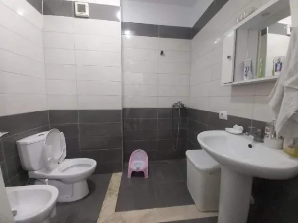 Tirane, jepet me qera apartament 1+1 Kati 4, 70 m² 450 Euro (Medreseja)