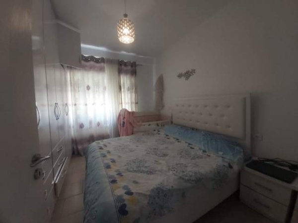 Tirane, jepet me qera apartament 1+1 Kati 4, 70 m² 450 Euro (Medreseja)