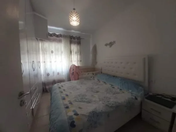 Tirane, jepet me qera apartament 1+1 Kati 4, 70 m² 450 Euro (Medreseja)